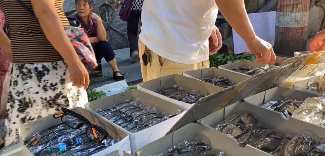 实战摆地摊卖老花镜日赚钱100+，拍VLOG一个视频赚了200-ww